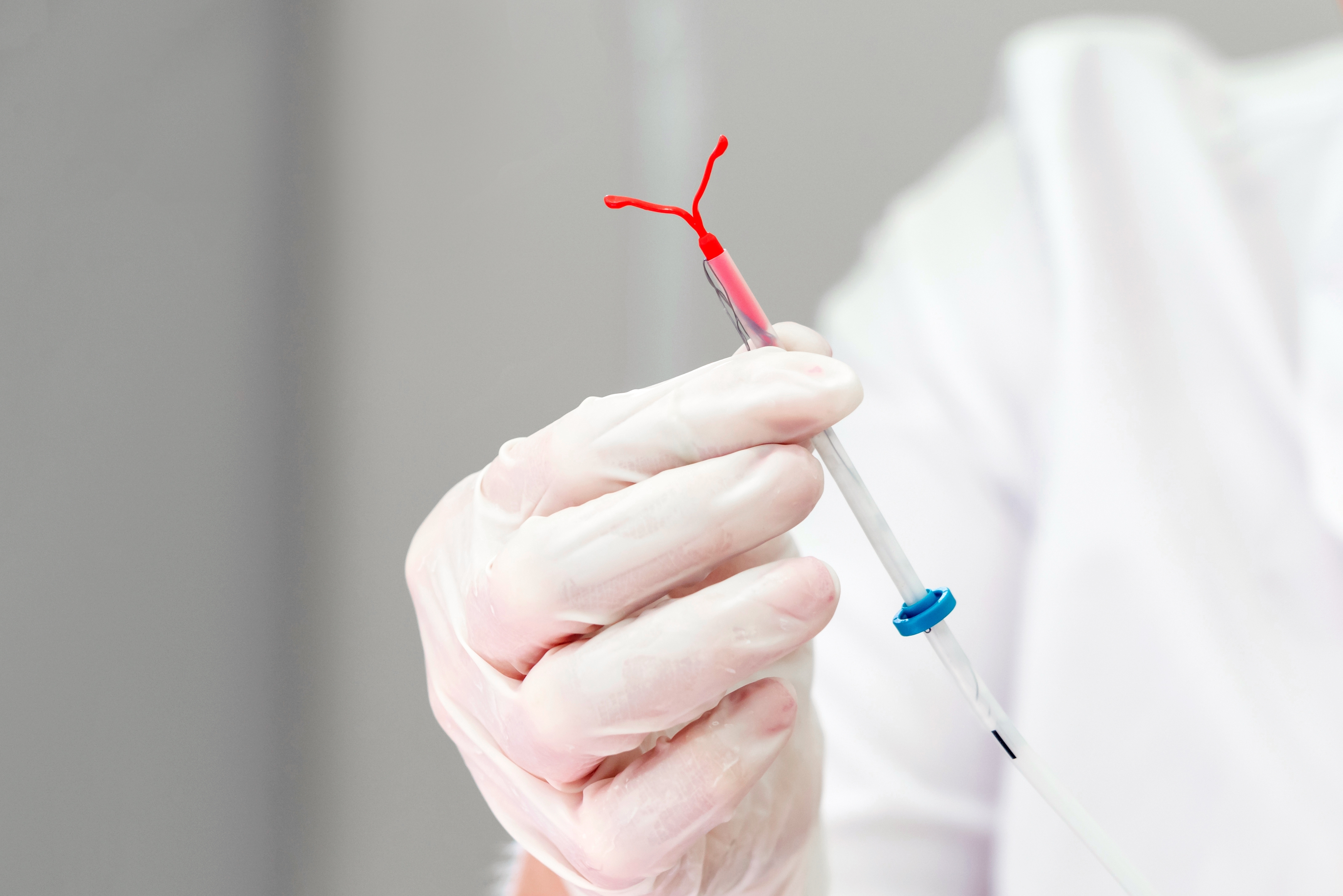 Gynecologist,Holding,An,Iud,Birth,Control,Device